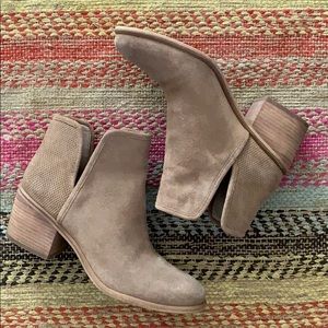 bp barris block heel